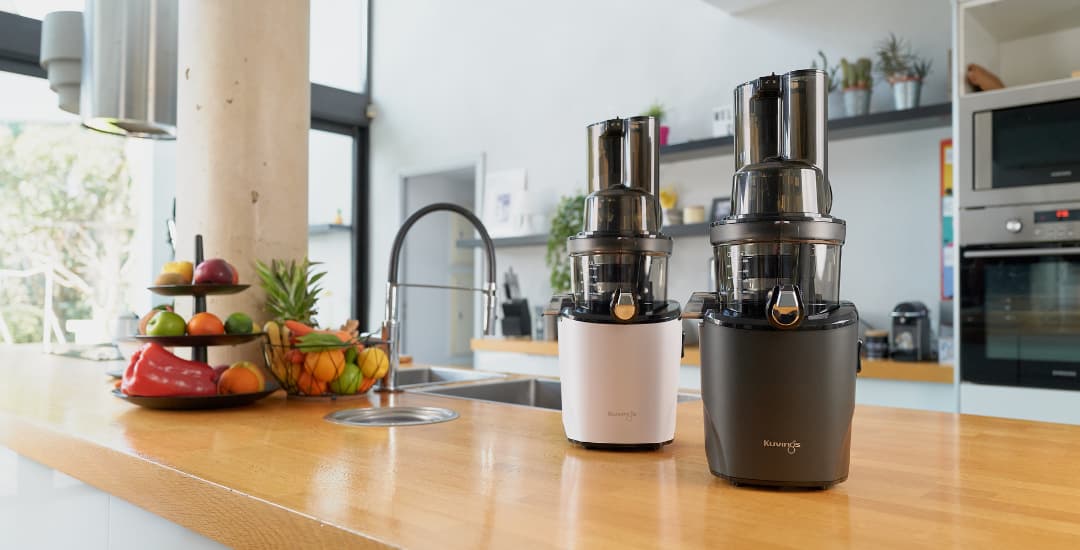 Deux extracteurs de jus Revo830 de chez Kuvings côte à côte